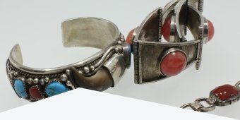 Goldschmuck vs. Silberschmuck: Ein Vergleich von Wert, Reinheit und Anwendungsmöglichkeiten